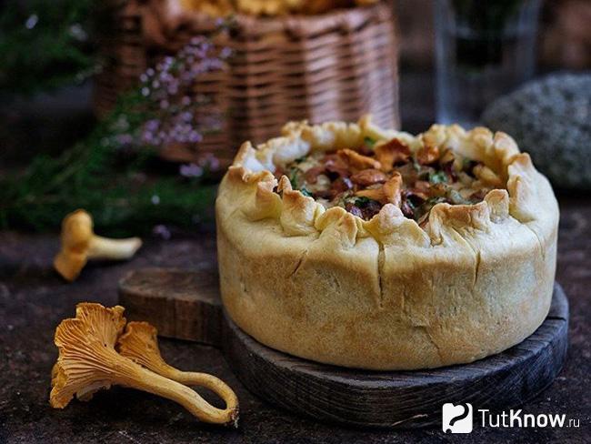 Классический пирог с грибами и баклажанами