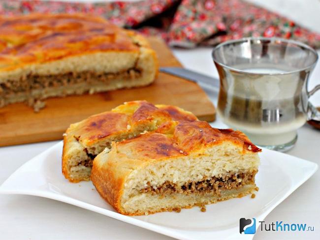 Дрожжевой пирог с грибами и баклажанами