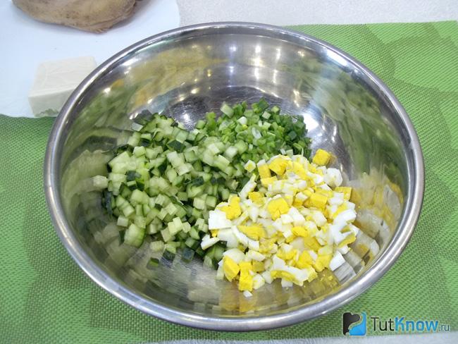 Отварные яйца нарежьте кубиками
