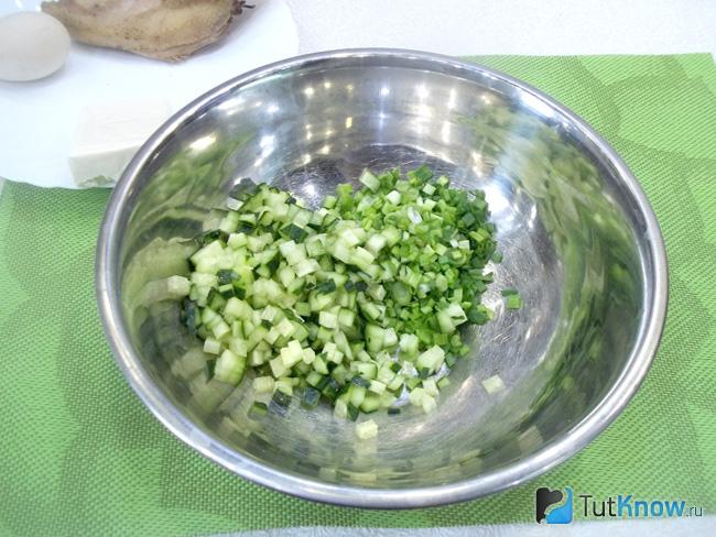 Огурцы нарежьте кубиками