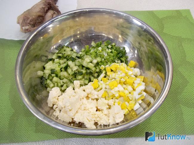 Плавленый сыр нарежьте кубиками