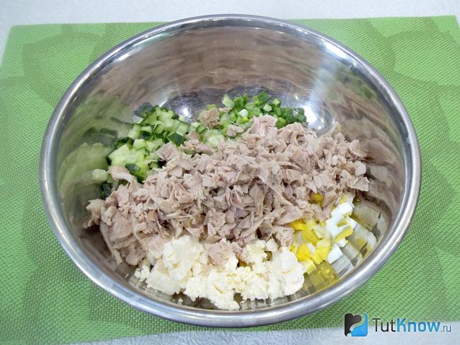 Продукты соедиинте и заправьте соусом
