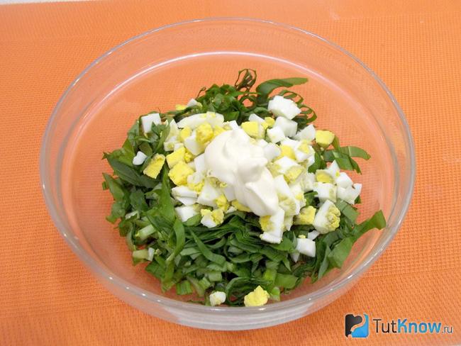 Продукты заправлены майонезом