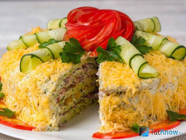 Торт из кабачков с творогом, грибами и чесноком