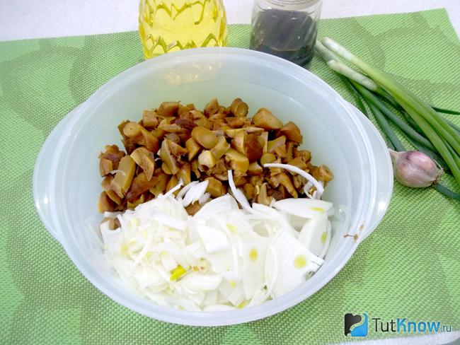 лук и чеснок нашинкованы
