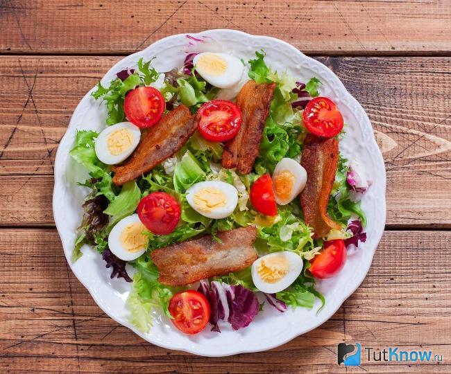 Теплый салат на Новый год с беконом и черри