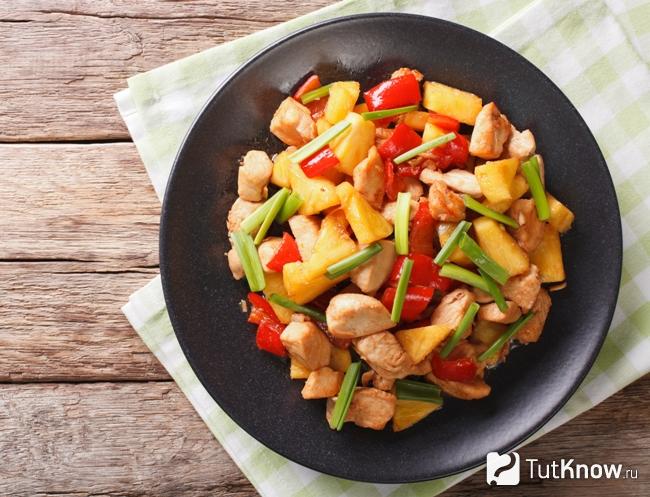 Праздничный салат «Оригинальная курица с ананасами»