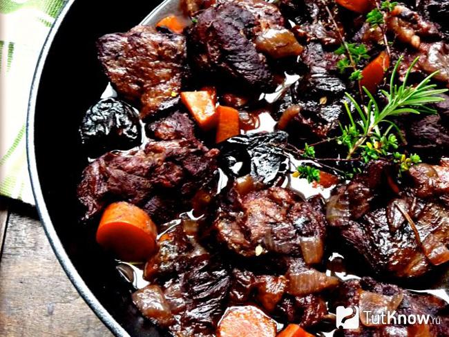Тушеная говядина с грибами и черносливом в мультиварке