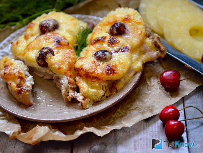 Мясо по-французски с ананасами