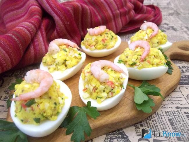Фаршированные яйца креветками и крабовыми палочками
