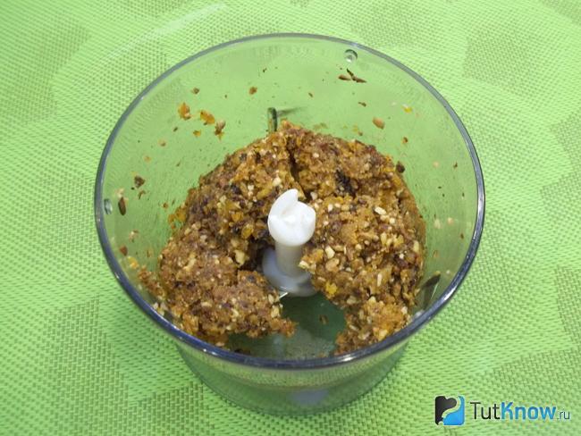 Курага, орехи и семечки измельчены