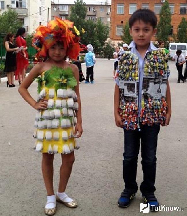 Дети в костюмах из бросового материала