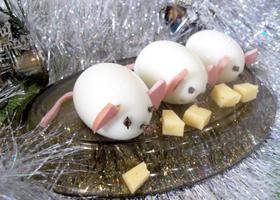 Мышки из яиц для украшения салата на Новый год 2020
