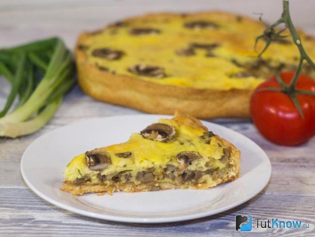 Готовый пирог с баклажанами и грибами