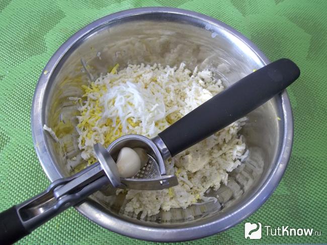 К яйцам с сыром добавлен измельченный чеснок и майонез