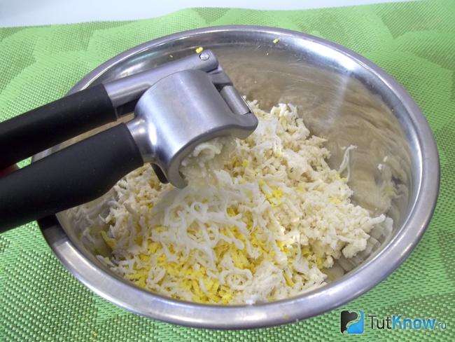 К сыру с яйцами добавлен чеснок и майонез