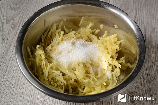 Тертые яблоки с сахаром