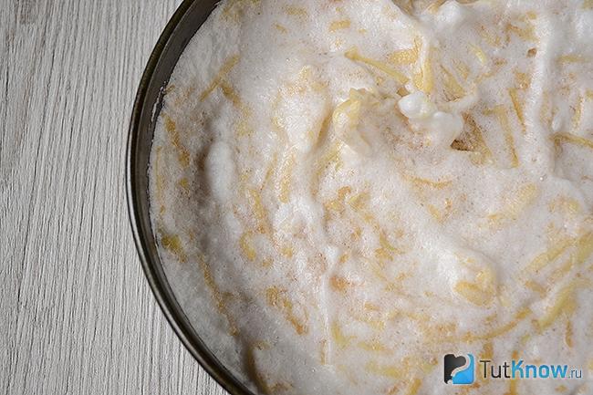 Тесто с яблочной начинкой в форме для выпекания