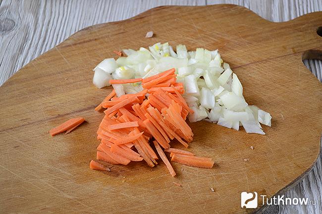 Нарезанная морковка и лук