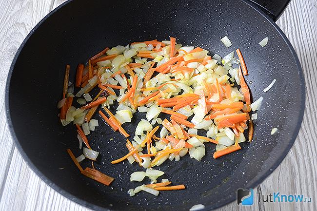 Морковка и лук на сковороде
