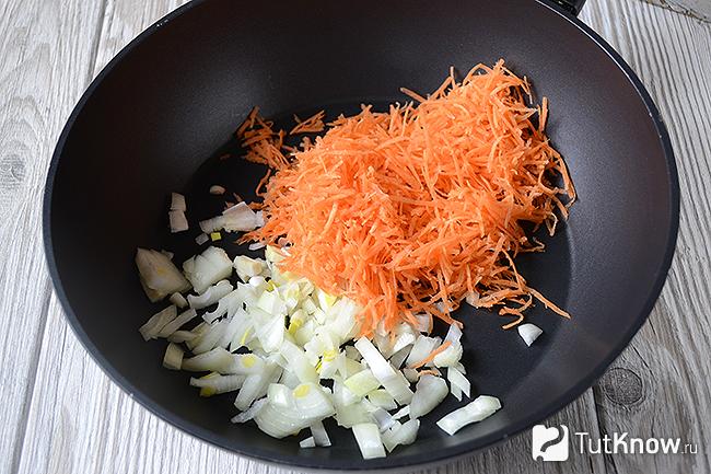 Морковка и лук на сковороде