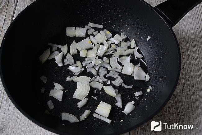 куриные крылья запеченные с рисом. 1570373493 2. куриные крылья запеченные с рисом фото. куриные крылья запеченные с рисом-1570373493 2. картинка куриные крылья запеченные с рисом. картинка 1570373493 2. Предлагаю вам приготовить в духовке куриные крылышки с рисом по этому достаточно простому рецепту. Блюдо получается очень вкусным. Рис пропитывается соком курицы и специями, а сами крылья становятся очень нежными, просто тающими во рту. Для запекания понадобится подходящая по размеру форма, пригодная для духовки и пищевая фольга. Вместо формы и фольги можно воспользоваться утятницей с крышкой.