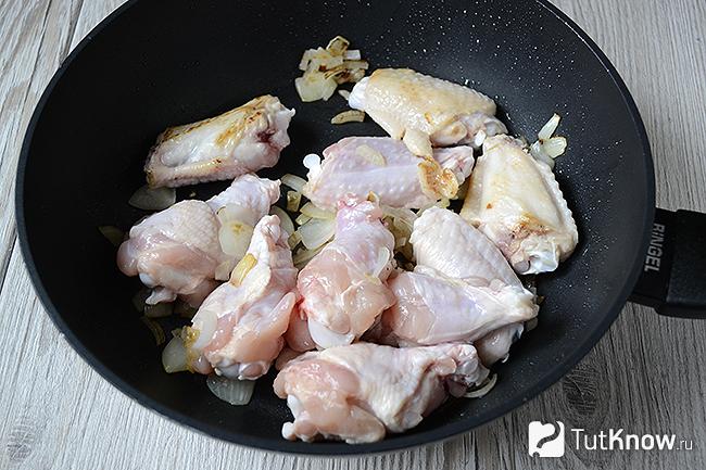 куриные крылья запеченные с рисом. 1570373493 3. куриные крылья запеченные с рисом фото. куриные крылья запеченные с рисом-1570373493 3. картинка куриные крылья запеченные с рисом. картинка 1570373493 3. Предлагаю вам приготовить в духовке куриные крылышки с рисом по этому достаточно простому рецепту. Блюдо получается очень вкусным. Рис пропитывается соком курицы и специями, а сами крылья становятся очень нежными, просто тающими во рту. Для запекания понадобится подходящая по размеру форма, пригодная для духовки и пищевая фольга. Вместо формы и фольги можно воспользоваться утятницей с крышкой.