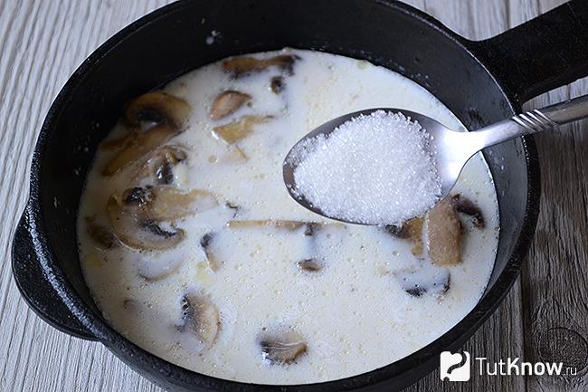 курица в сливочно горчичном соусе в духовке. 1570377137 5. курица в сливочно горчичном соусе в духовке фото. курица в сливочно горчичном соусе в духовке-1570377137 5. картинка курица в сливочно горчичном соусе в духовке. картинка 1570377137 5. Курица в горчично-сливочном соусе в духовке с грибами — это великолепное мясное блюдо, обладающее высокой питательной ценностью и ярким превосходным вкусом. В технологии приготовления нет сложных манипуляций, поэтому приготовить такую курятину сможет каждый.