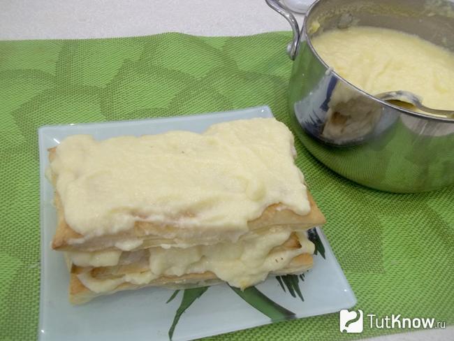 Торт собран из коржей смазанных кремом