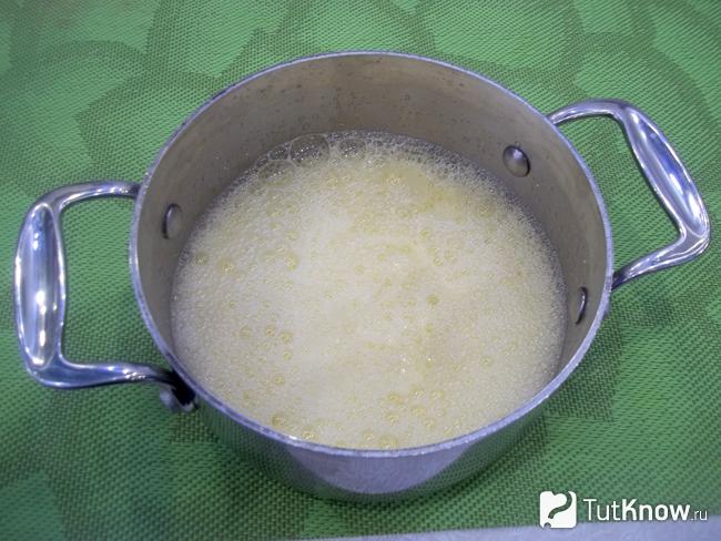 Яйца с сахаром взбиты миксером