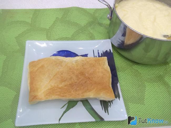 Испеченный корж выложен на тарелку