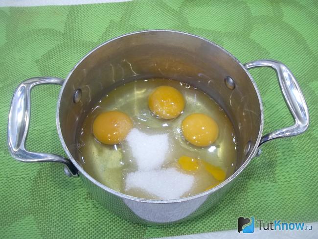 Яйца соединены с сахаром