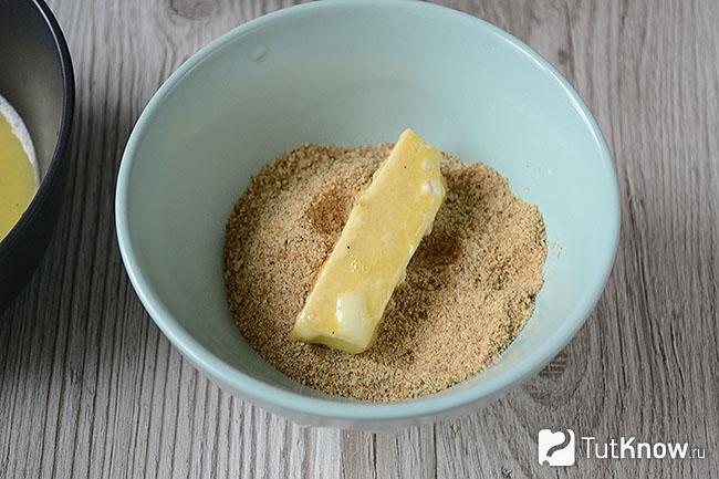 Кусочек сыра в панировочных сухарях
