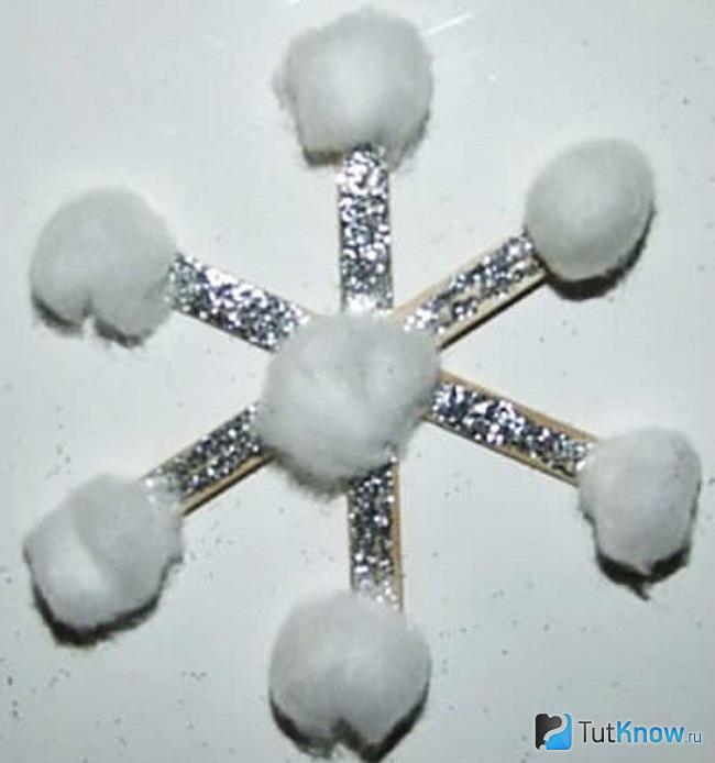 Блестящая снежинка из ваты