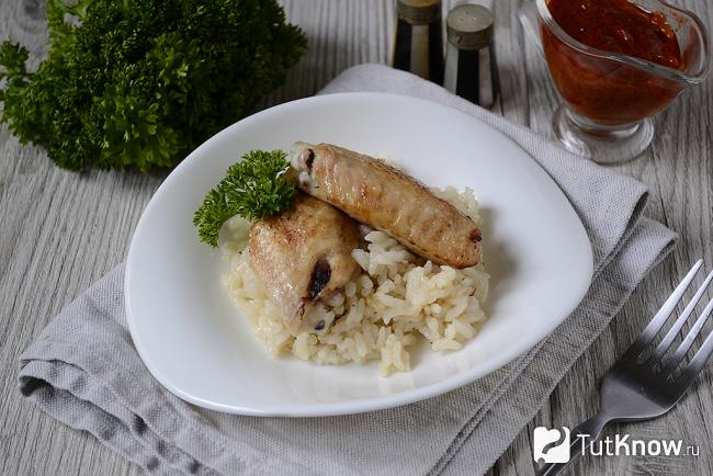 куриные крылья запеченные с рисом. 1570373454 7. куриные крылья запеченные с рисом фото. куриные крылья запеченные с рисом-1570373454 7. картинка куриные крылья запеченные с рисом. картинка 1570373454 7. Предлагаю вам приготовить в духовке куриные крылышки с рисом по этому достаточно простому рецепту. Блюдо получается очень вкусным. Рис пропитывается соком курицы и специями, а сами крылья становятся очень нежными, просто тающими во рту. Для запекания понадобится подходящая по размеру форма, пригодная для духовки и пищевая фольга. Вместо формы и фольги можно воспользоваться утятницей с крышкой.
