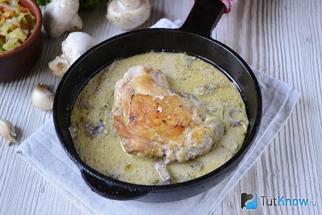 Курица в горчично-сливочном соусе с грибами в духовке