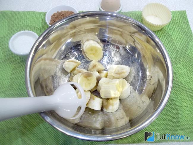 Бананы очищены и нарезаны кусочками