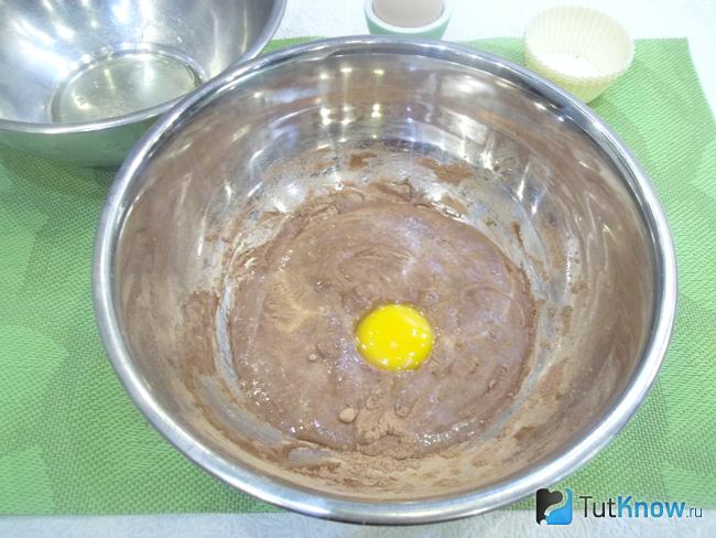 банановая масса перемешана и соединена с яйцами