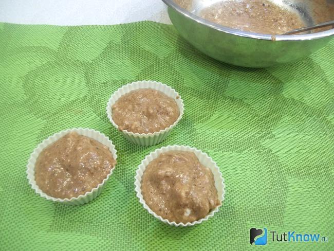 Масса переложена в формочки для выпечки