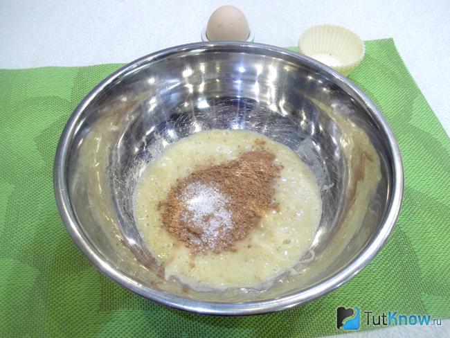 Бананы измельчены блендером и соединены с какао и сахаром