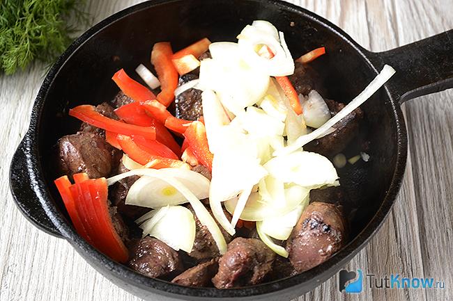 Печень с овощами на сковороде