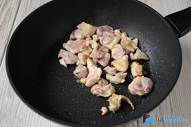 Куриное мясо на сковороде