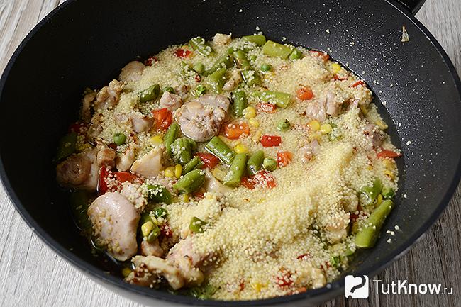 Куриное мясо со смесью овощей и кускусом, залитое водой