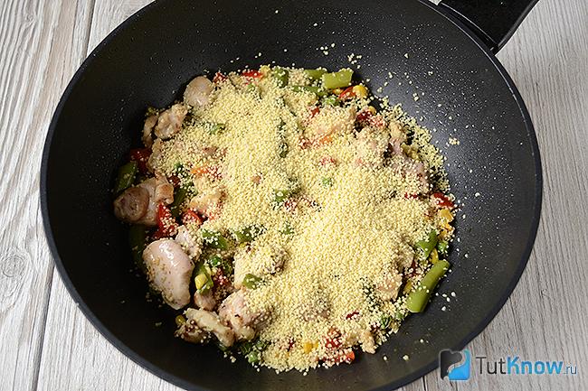 Куриное мясо со смесью овощей и кускусом