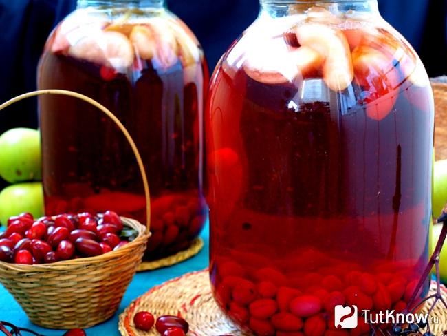 Компот из яблок и кизила