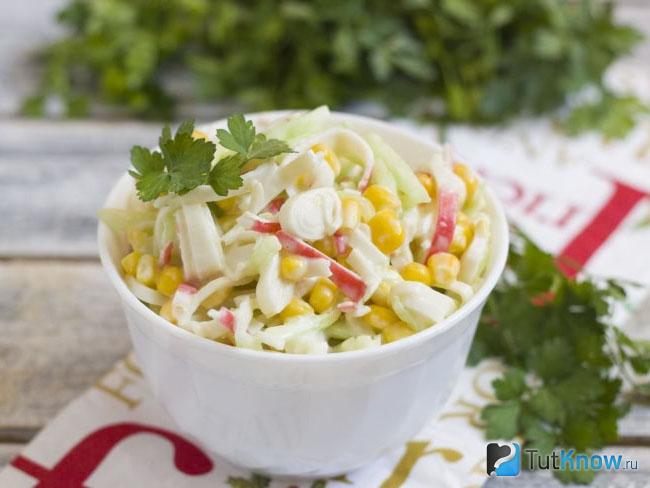 Салат с крабовыми палочками, кукурузой и огурцами