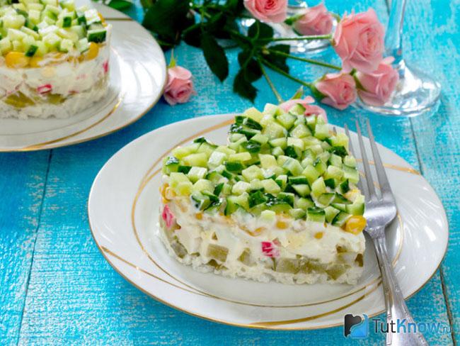 Крабовый салат с яблоком, кукурузой и яйцами