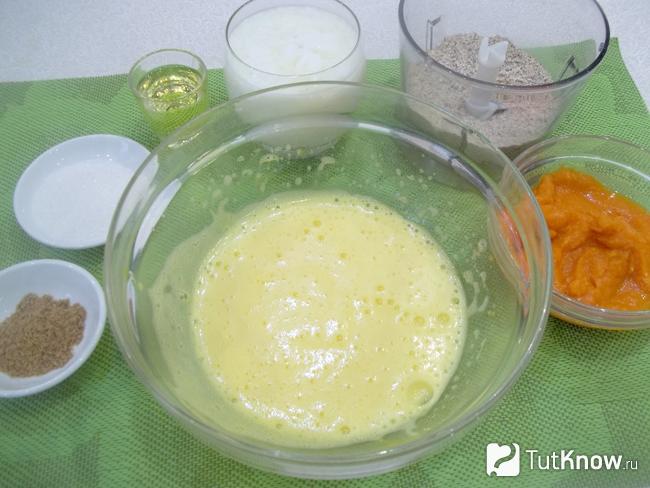 Яйца взбиты миксером и соединены с кислым молоком