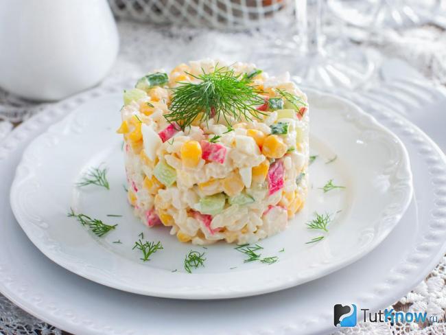 Готовый салат из крабовых палочек