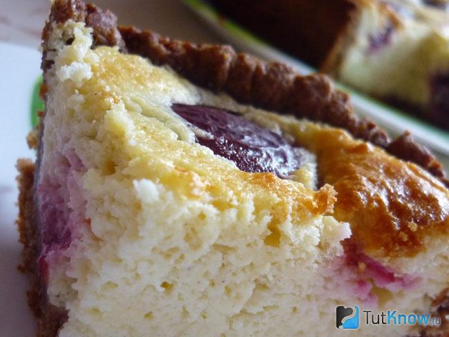 Рецепт творожного пирога со сливами